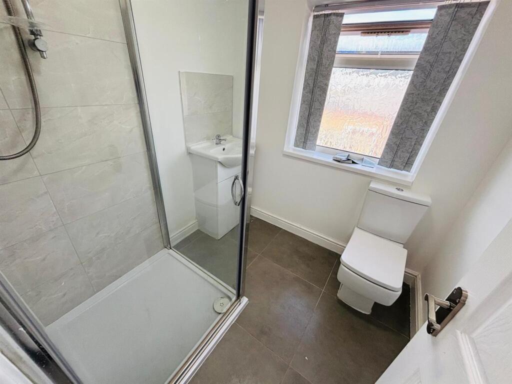En-Suite Showroom / WC: