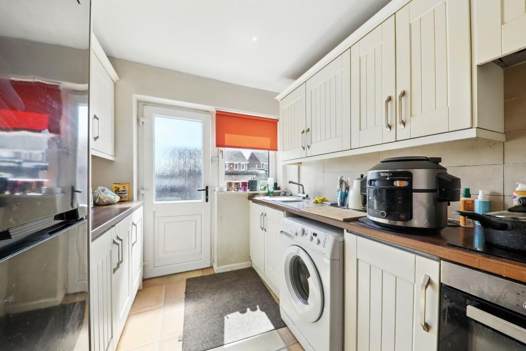 Katrina Grove-EweMove Pontefract.Kitchen1