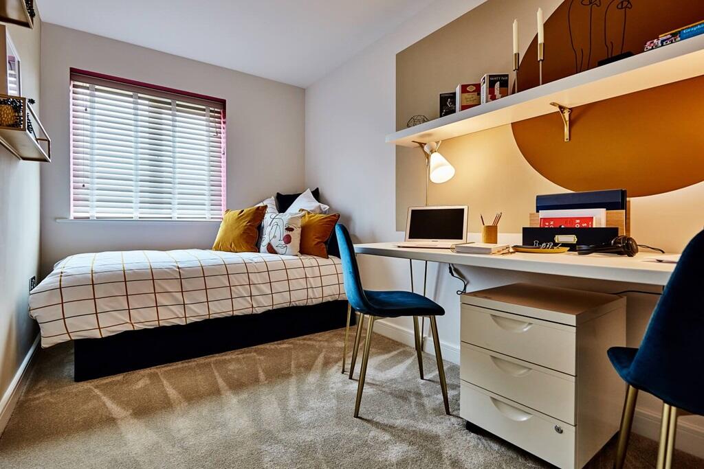 Ideal bedroom for young children or as a home office