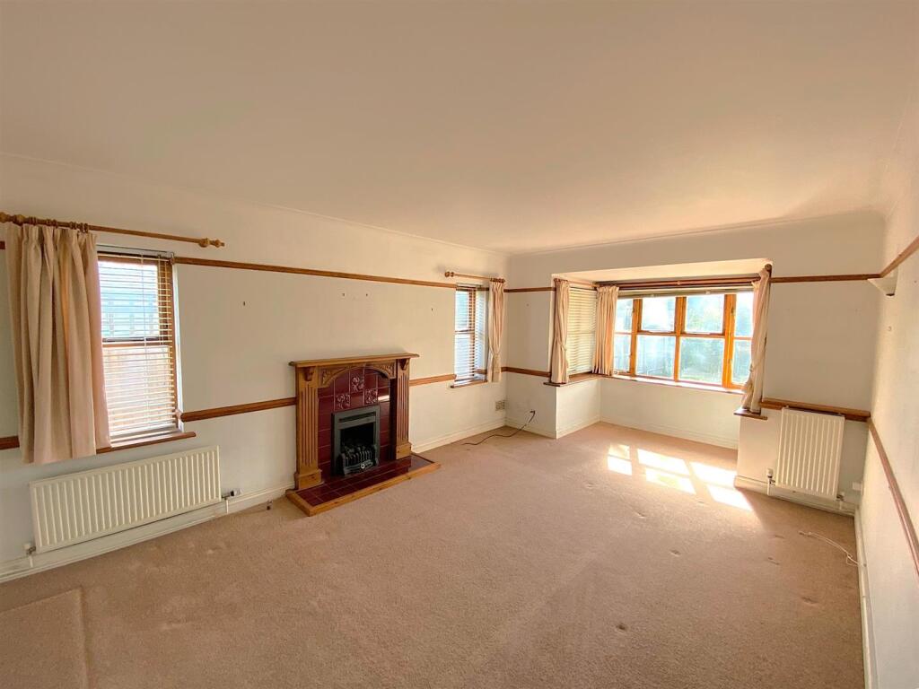 1 Grazebrook Close - Lounge.jpg