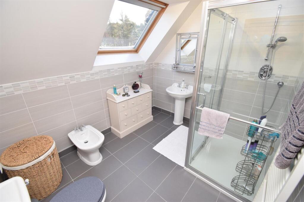 EN-SUITE SHOWER ROOM