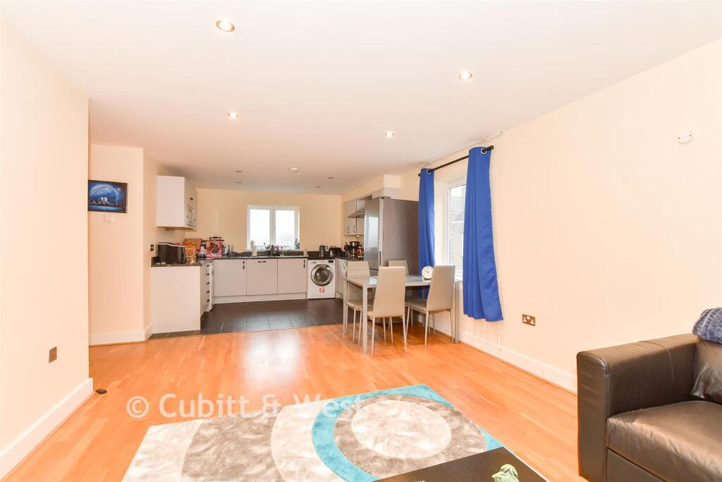 Lounge/Kitchen