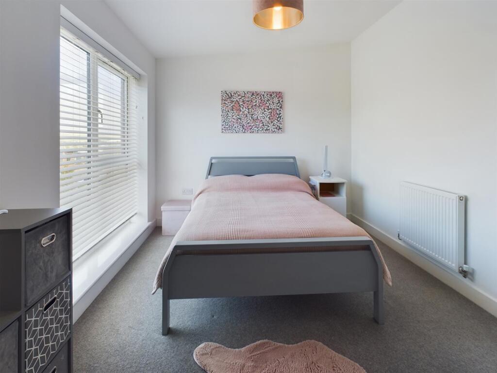 bed 1 1 .jpg