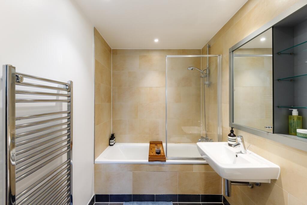 Axis Court F25 (0...