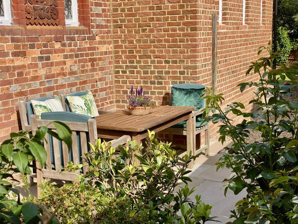 Yorick Side Patio