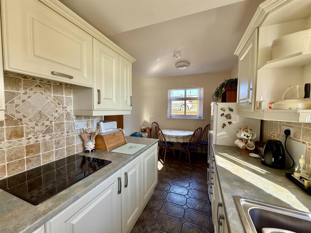 Kitchen/Dining Room: