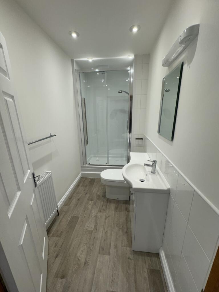 Flat 4, 3 Barton Crescent -bathroom