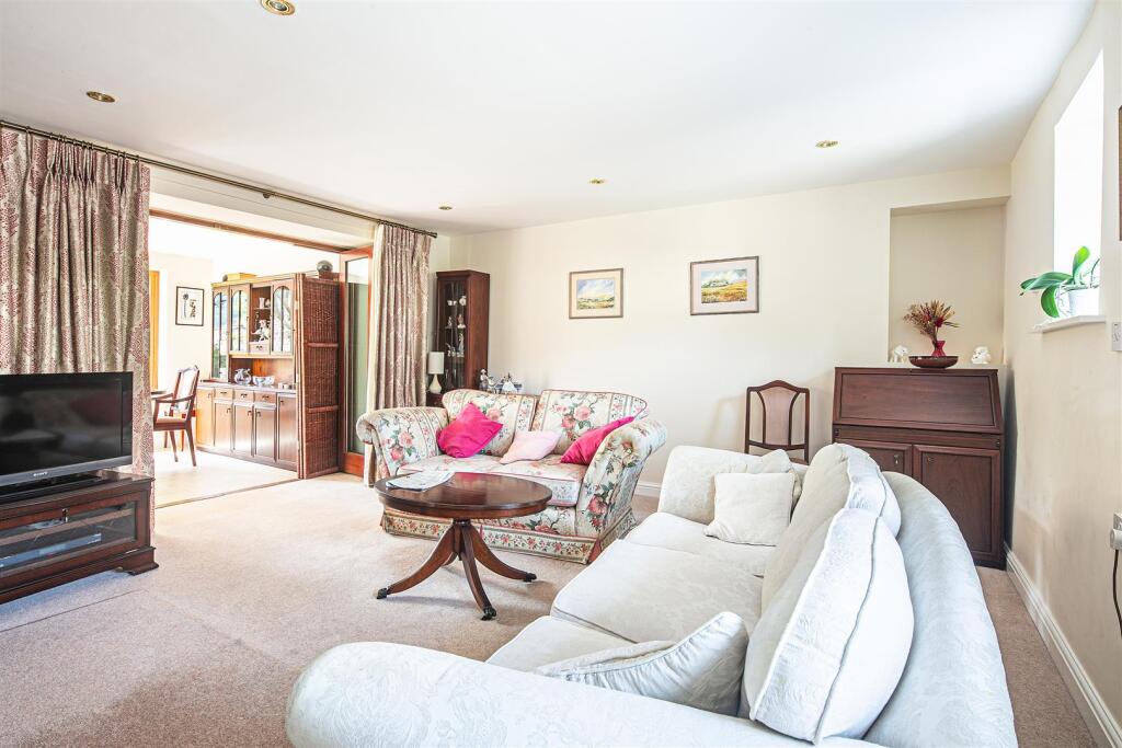 Living Room 2copy.jpg