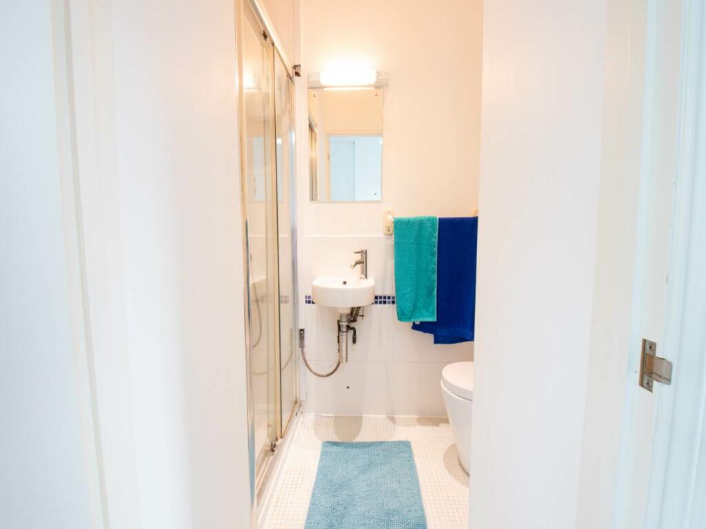Upstairs Bedroom en-