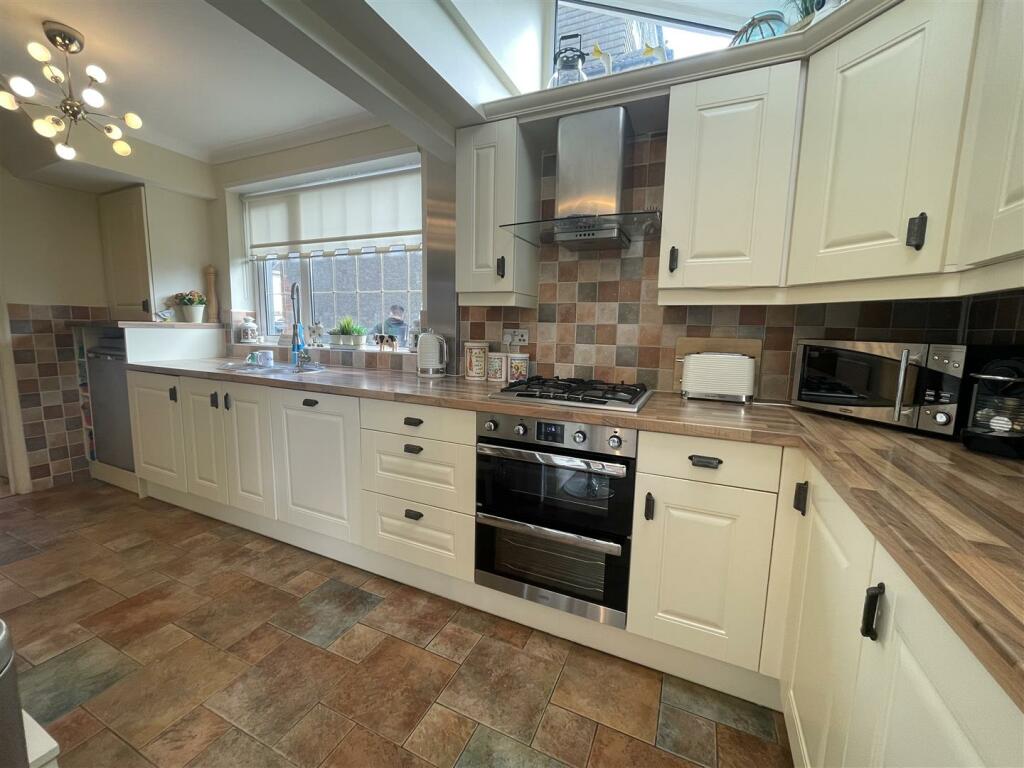 Kitchen/ Breakfast Room