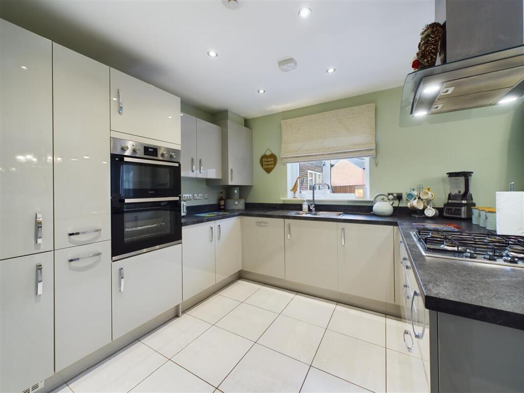 KITCHEN/ DINING ROOM