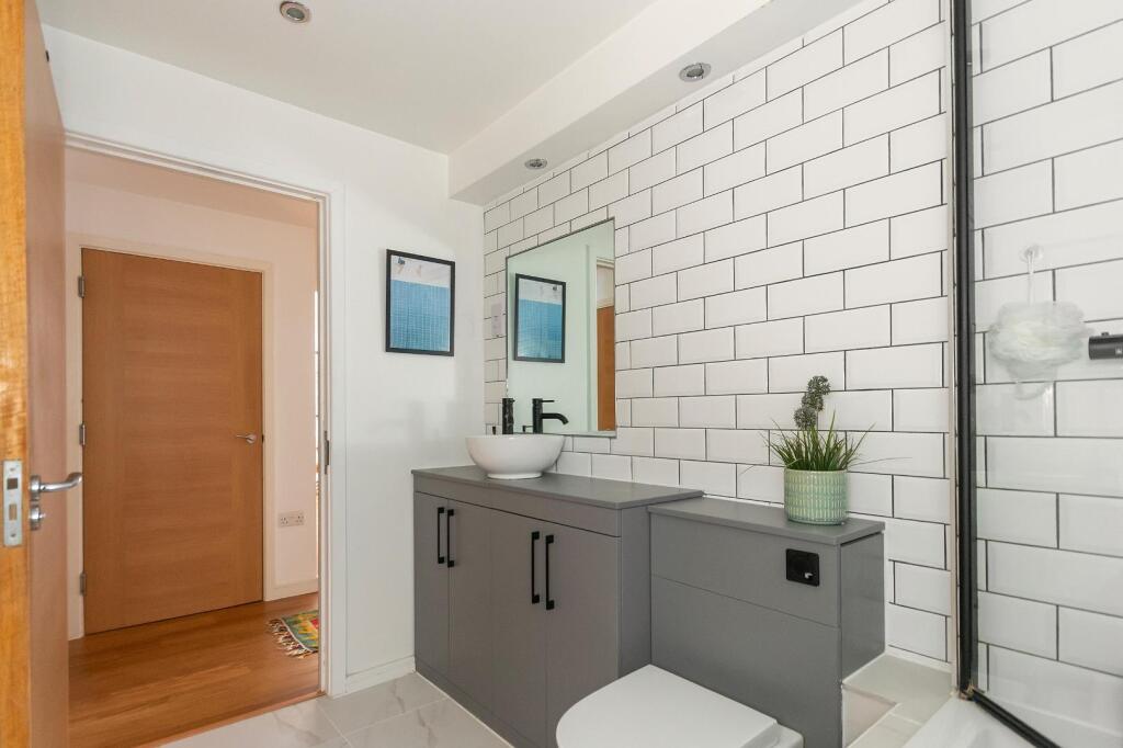 FT1KSE - Bathroom A.jpg