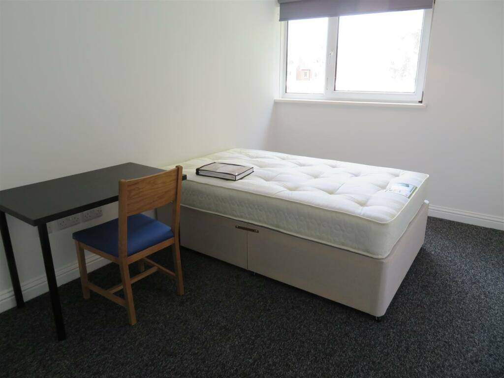 13 Milverton Bed3b.JPG