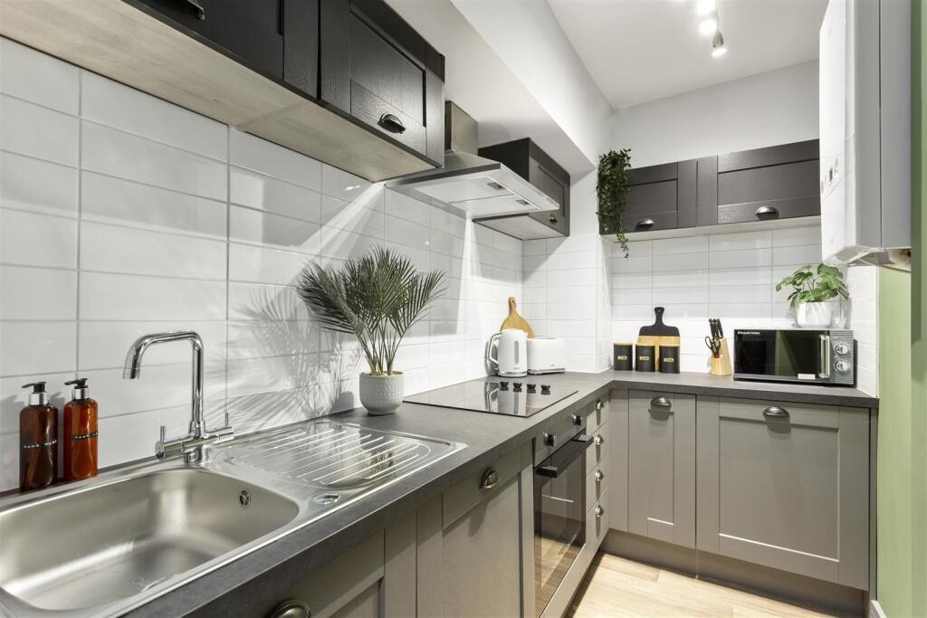 261131_33710901_I...