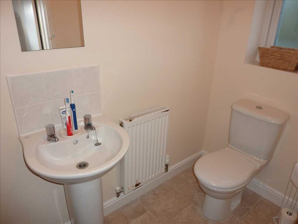 EN-SUITE SHOWER ROOM