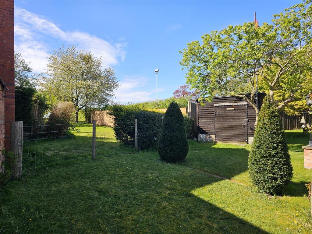 Side Garden/Driveway