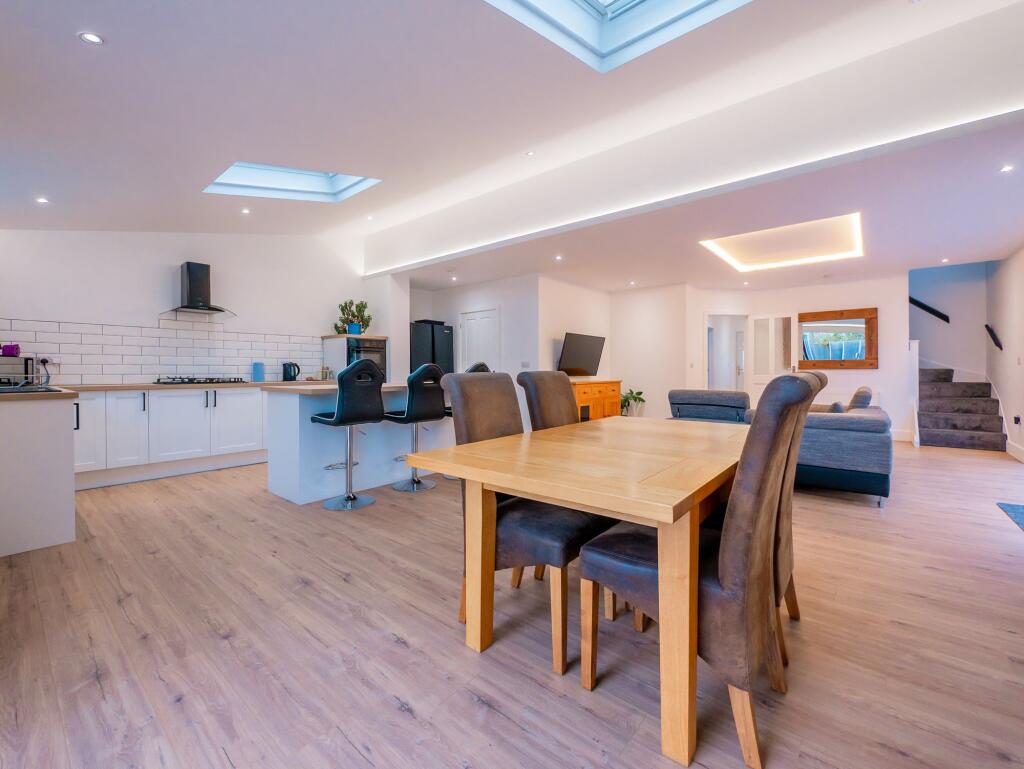 Lounge/Kitchen/Dining f