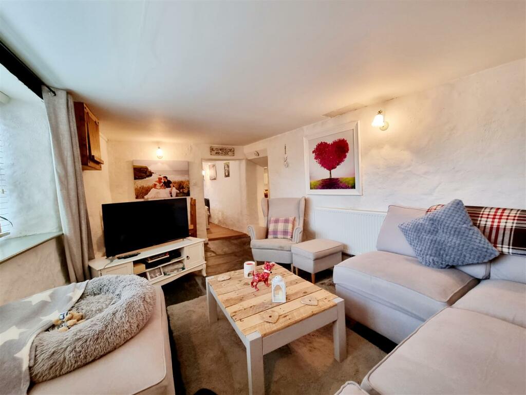 Living room 1.jpg