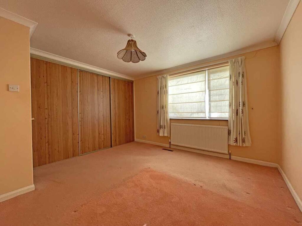 Durris Close 18 Bed 1.jpg