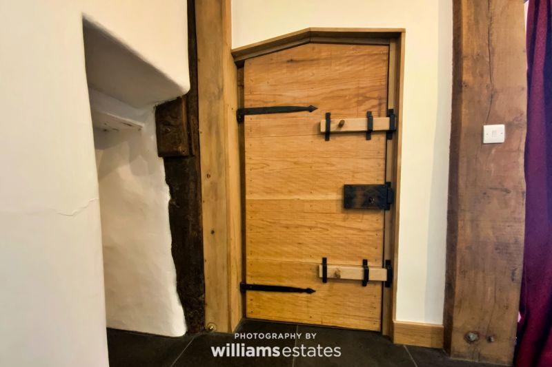 Feature Door i...