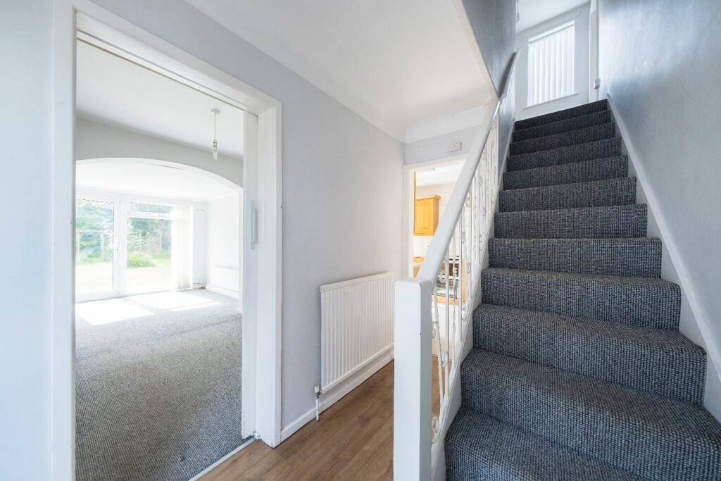 6 Heath Close-014.JPG