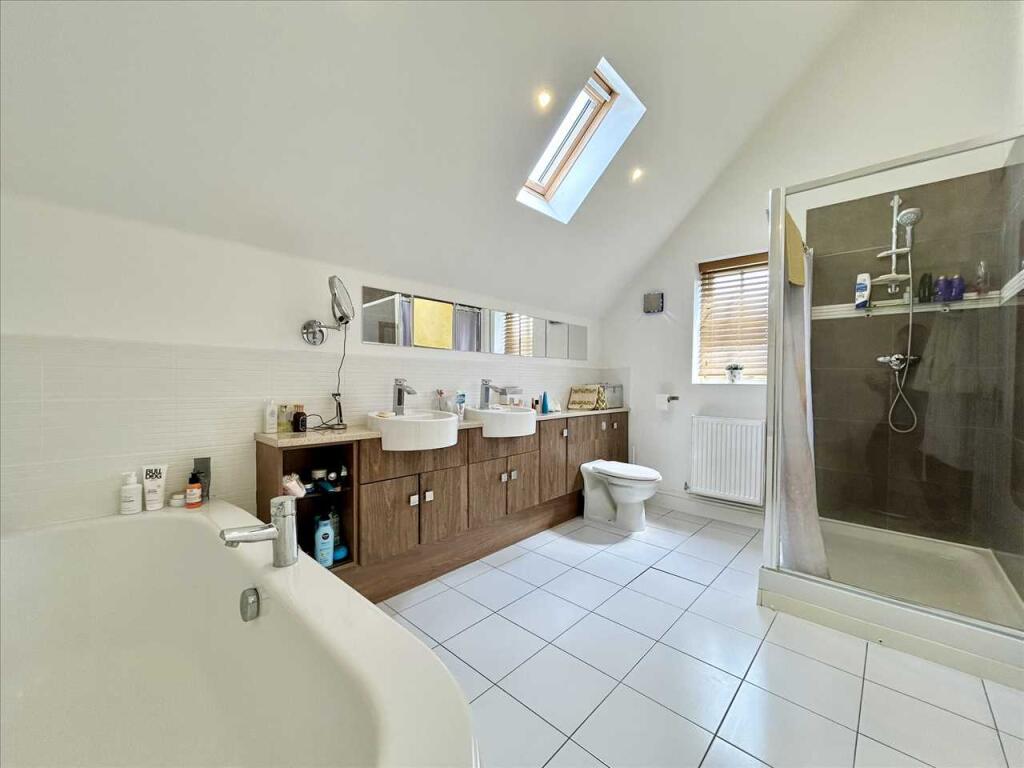 EN-SUITE BATHROOM