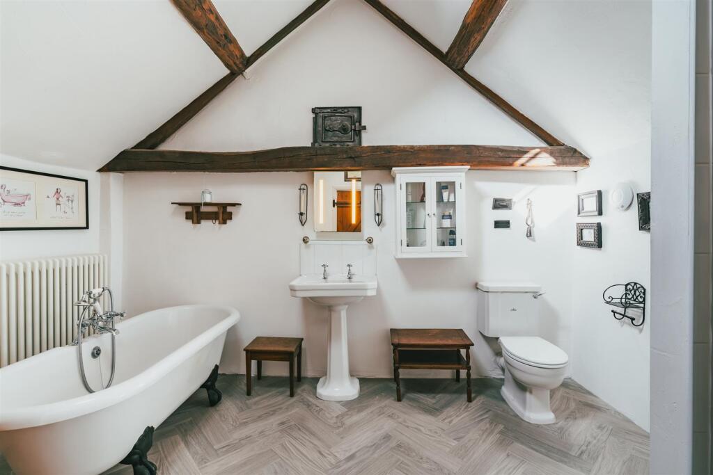 Master En-Suite Bathroom