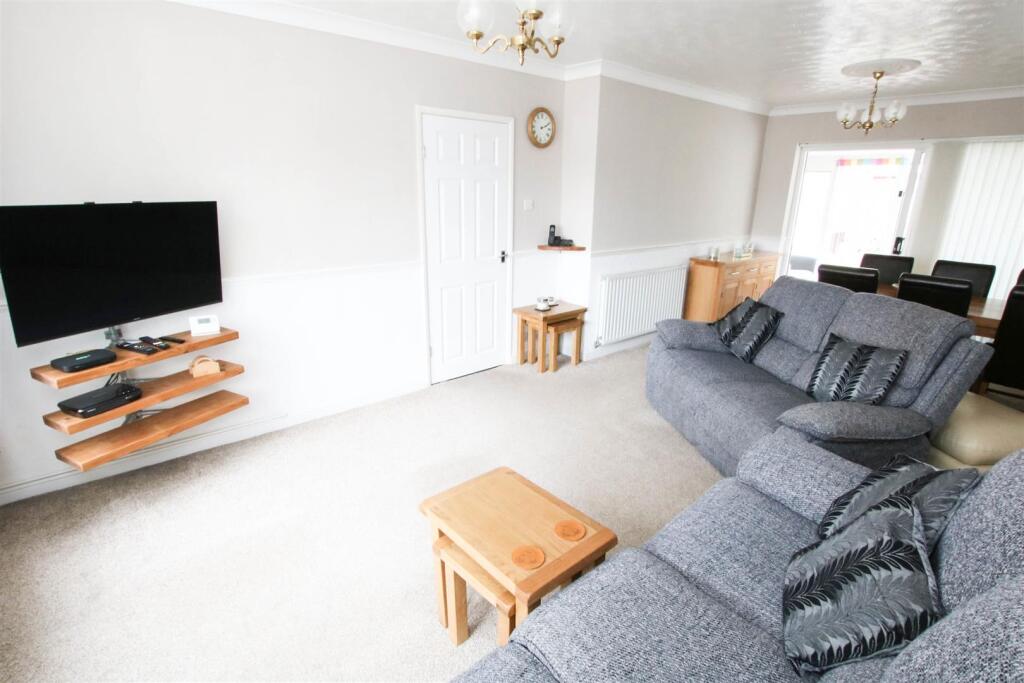 OPEN PLAN LOUNGE/ DINING ROOM