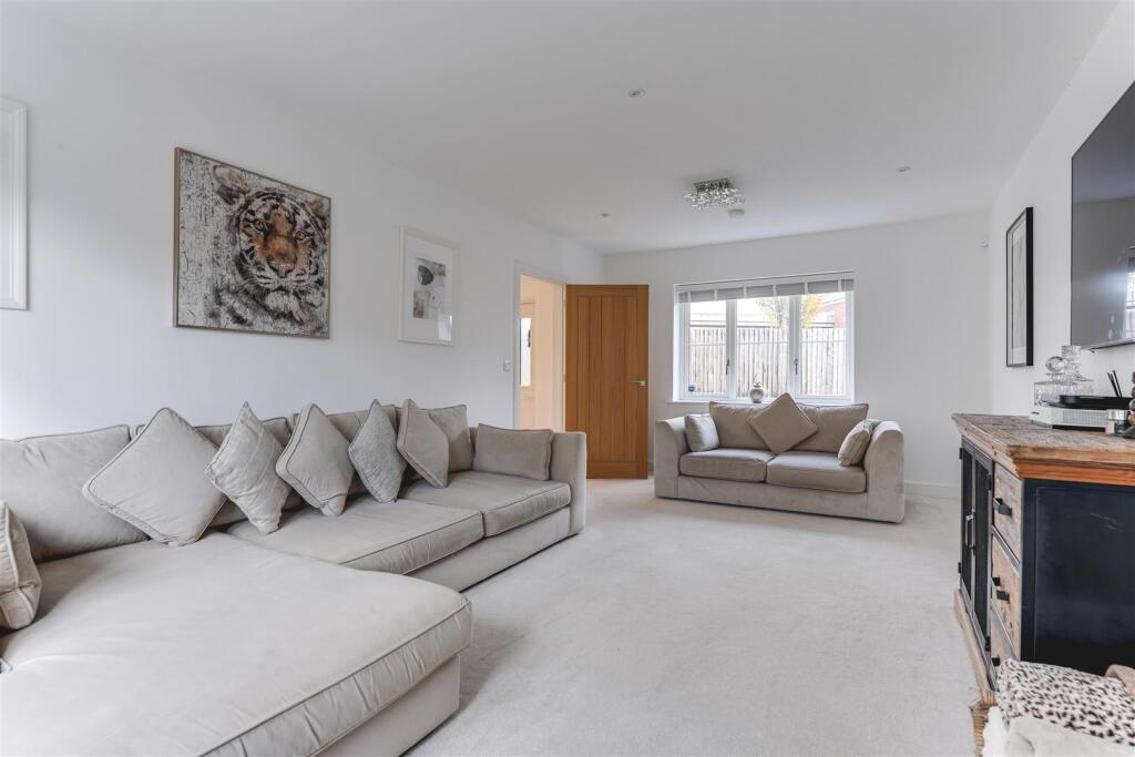 Redbank Close-19.jpg