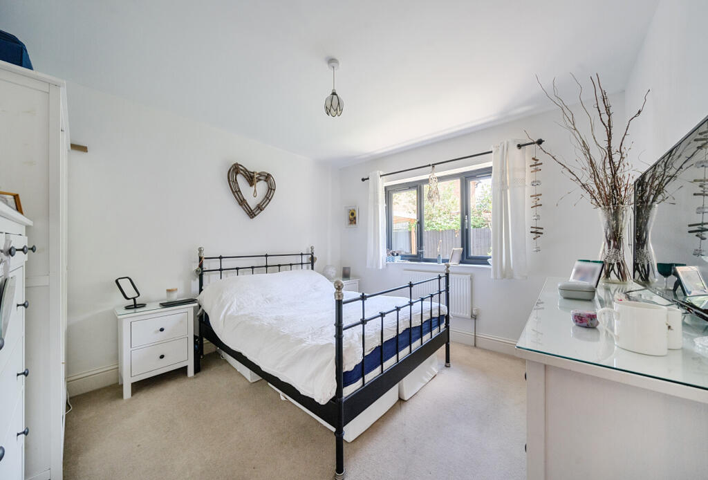 1298556-4-682f1f6...