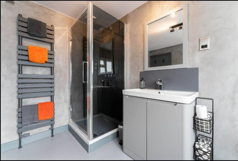 Main bathroom 3