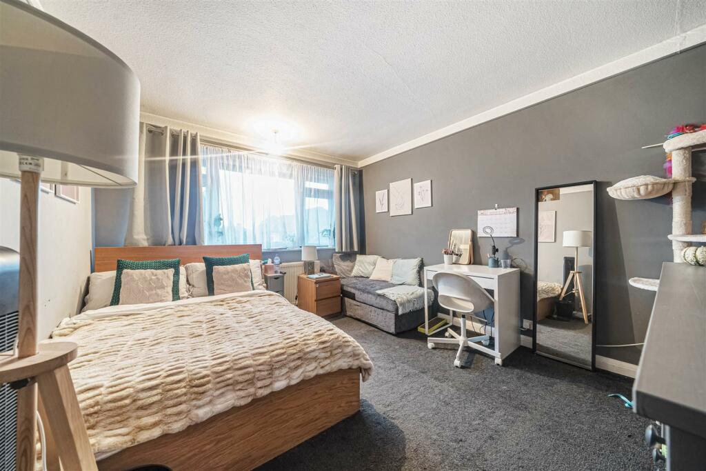 Bedroom 1.jpg