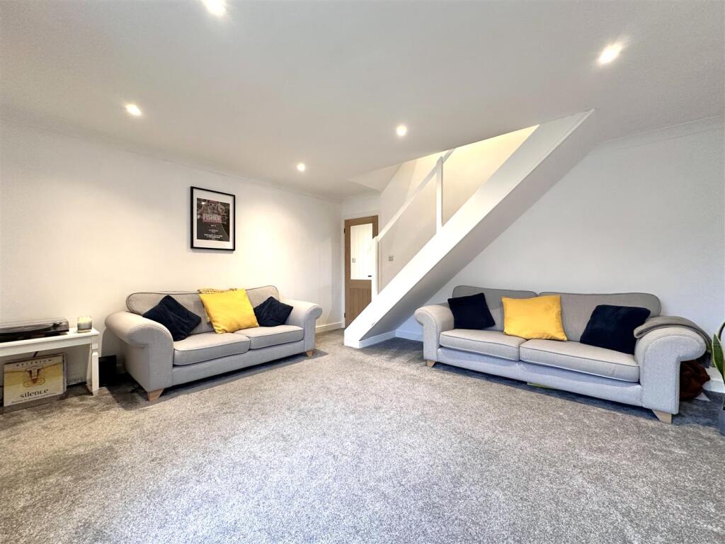 Sizeable Reception Room 322