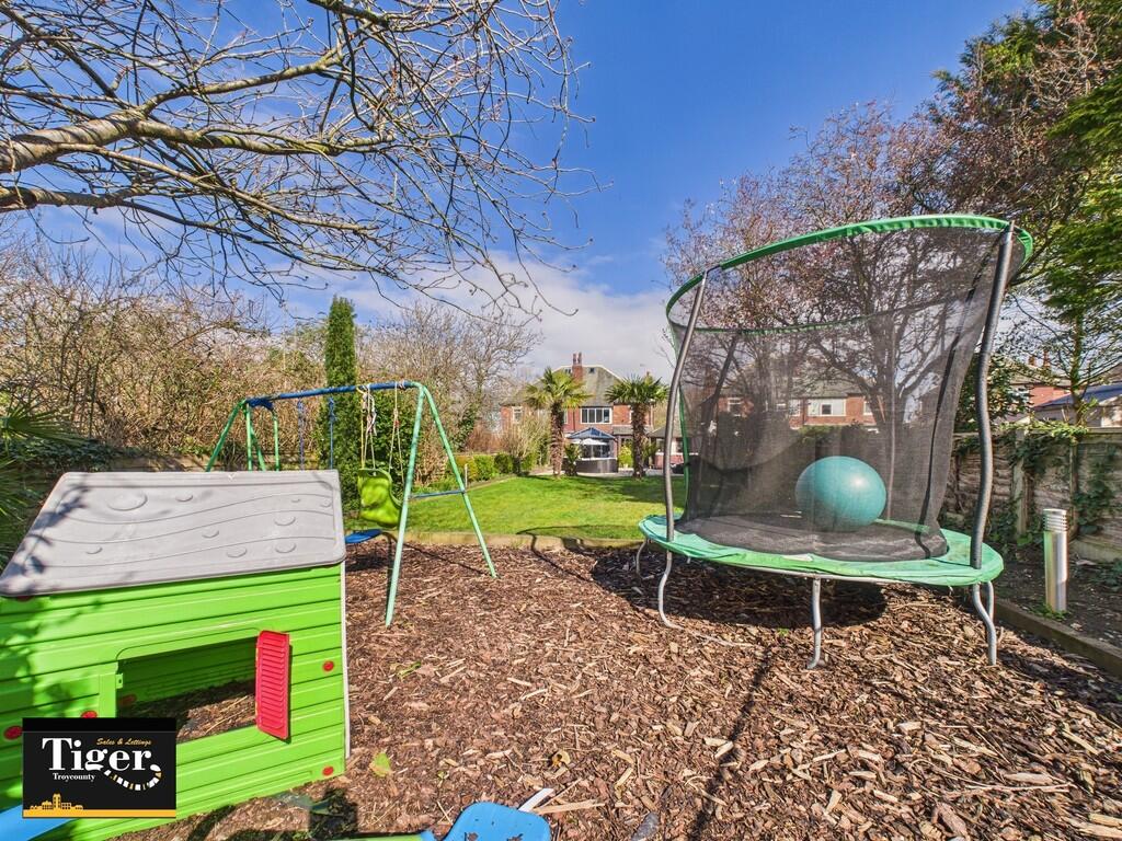 CAM02176G0-PR0528...