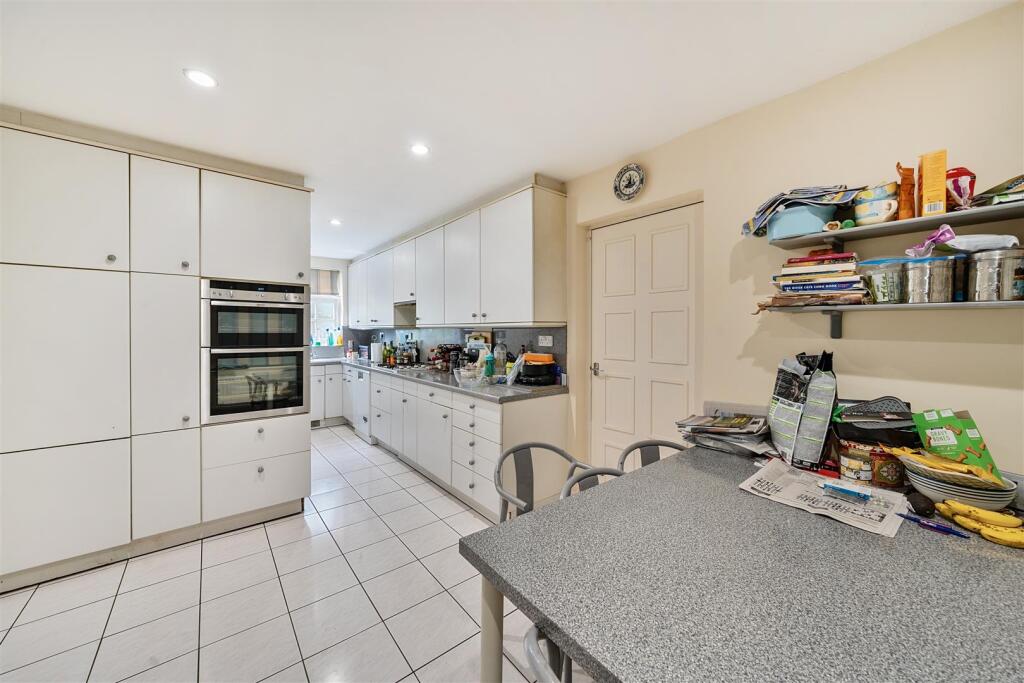 Kitchen/Breakfast Room: