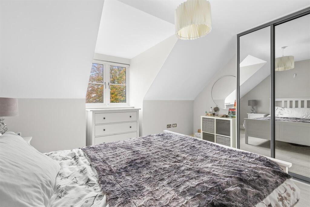 14 Queens Court, Amersham Road, HP15 7HN-9.jpg