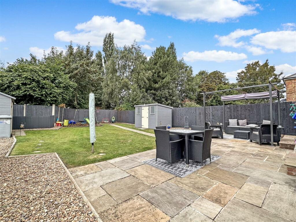 SOUTH FACING Rear Garden 073