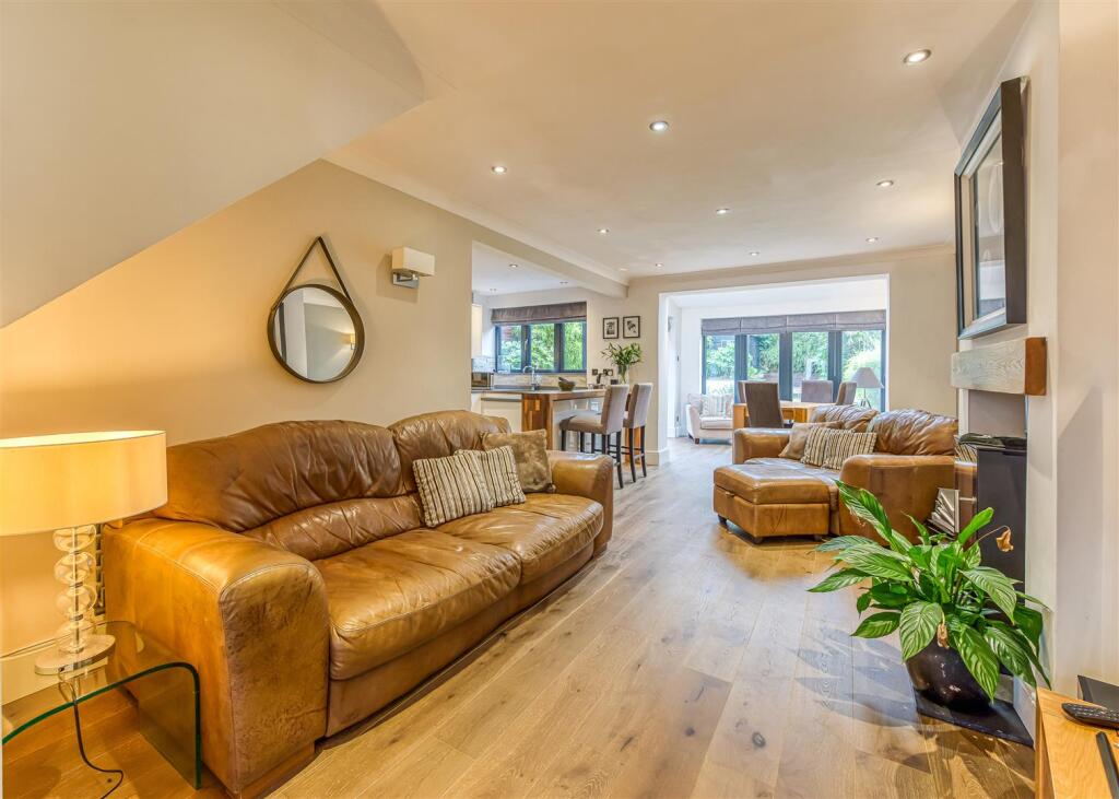 8 Banbery Drive-Kitchen Family Room (4).jpg