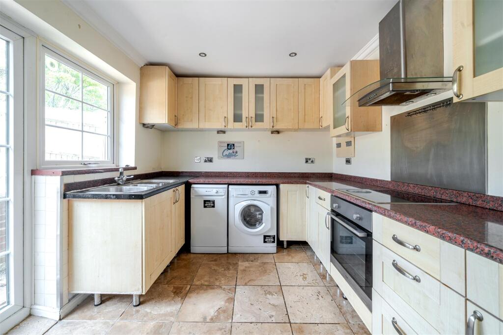 63 Simons Walk, Pattishall