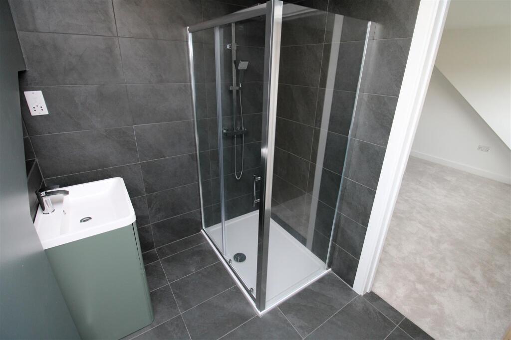 En suite bed 1(1).JPG