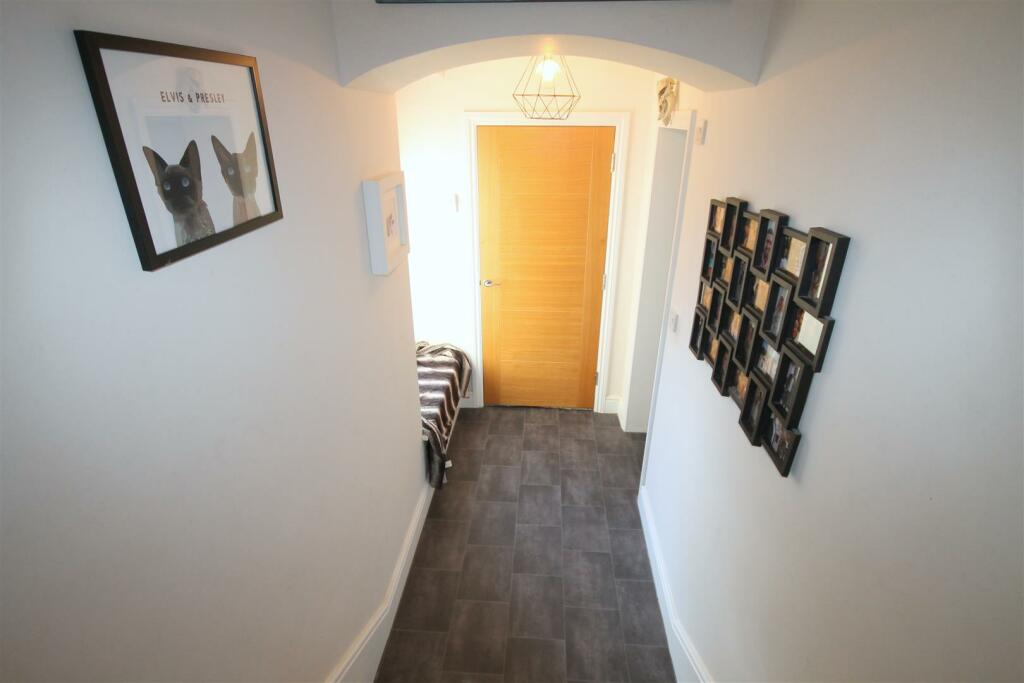 Hallway b.JPG