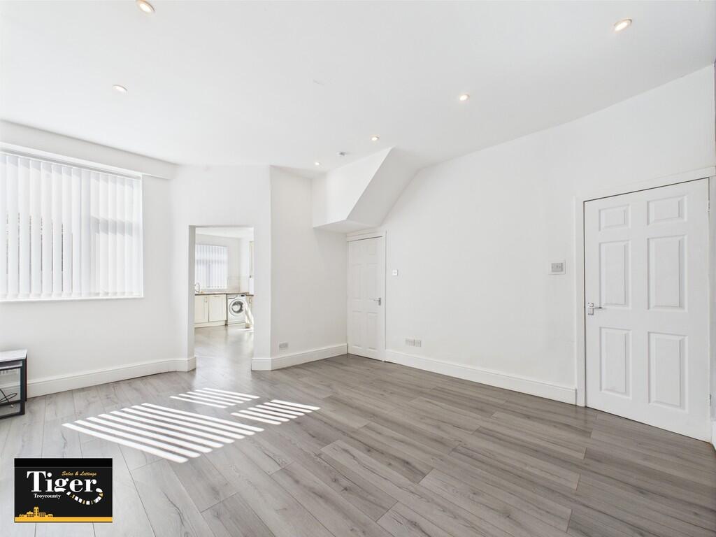 CAM02176G0-PR0583...