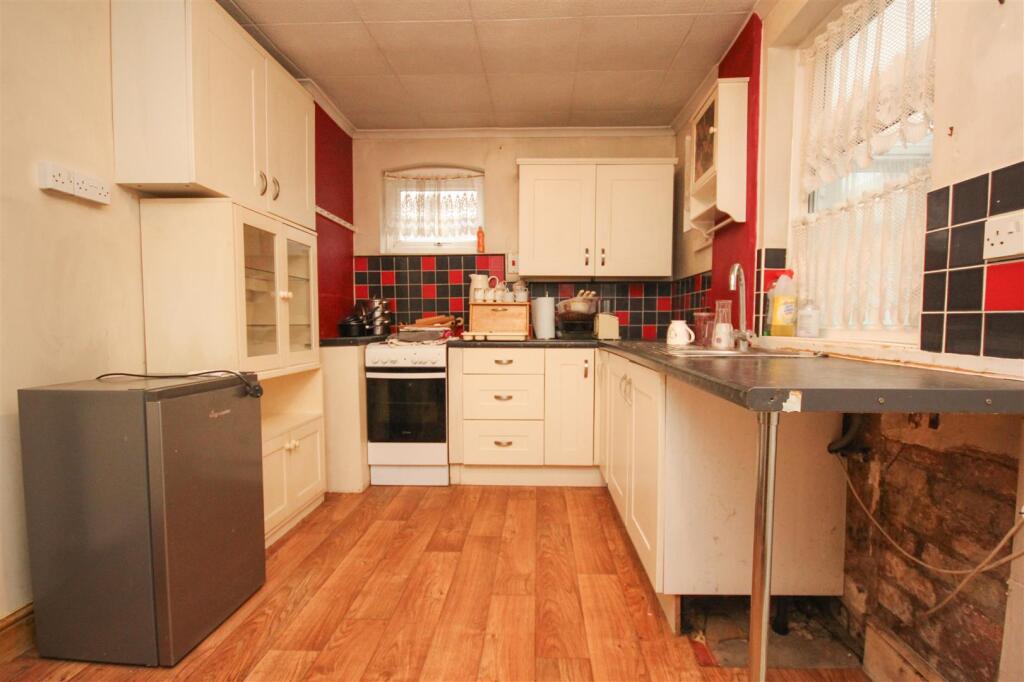 Kitchen 2.JPG