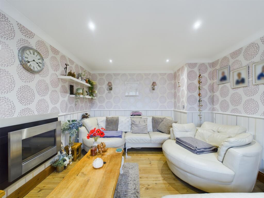 CAM02023G0-PR0121-STILL009