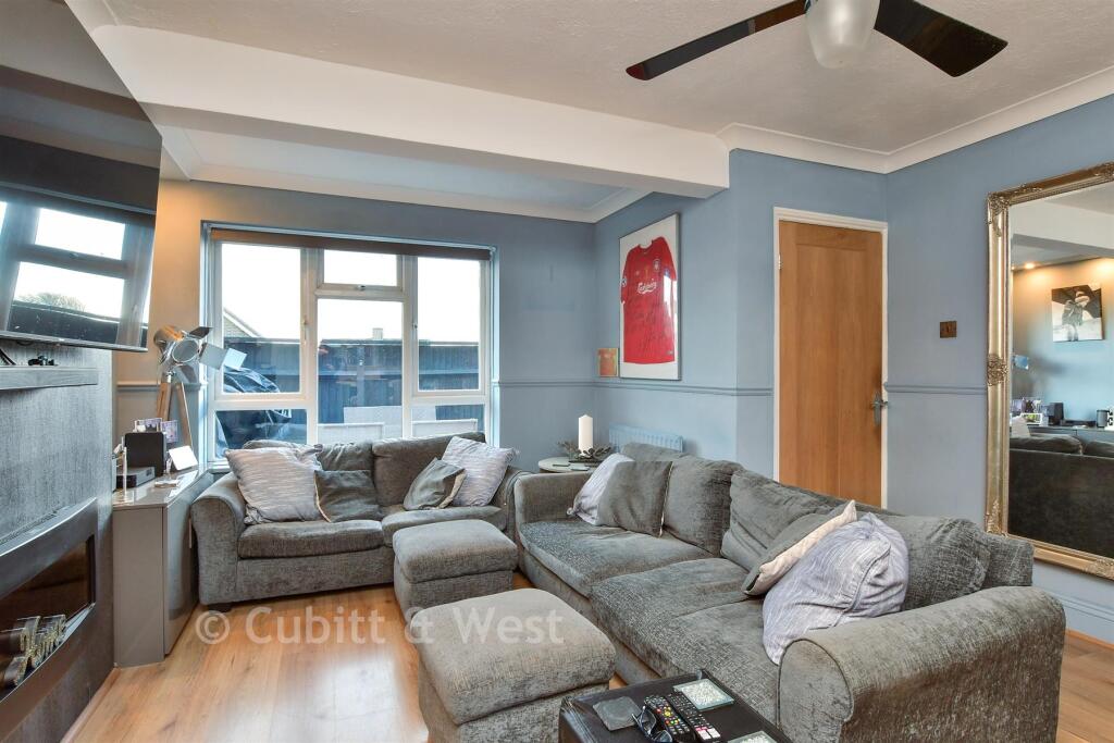 Lounge/ Kitchen