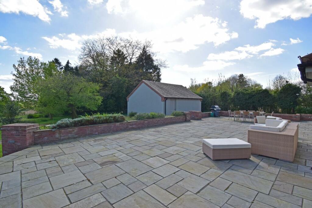 Ridgeway, garden patio b.jpg