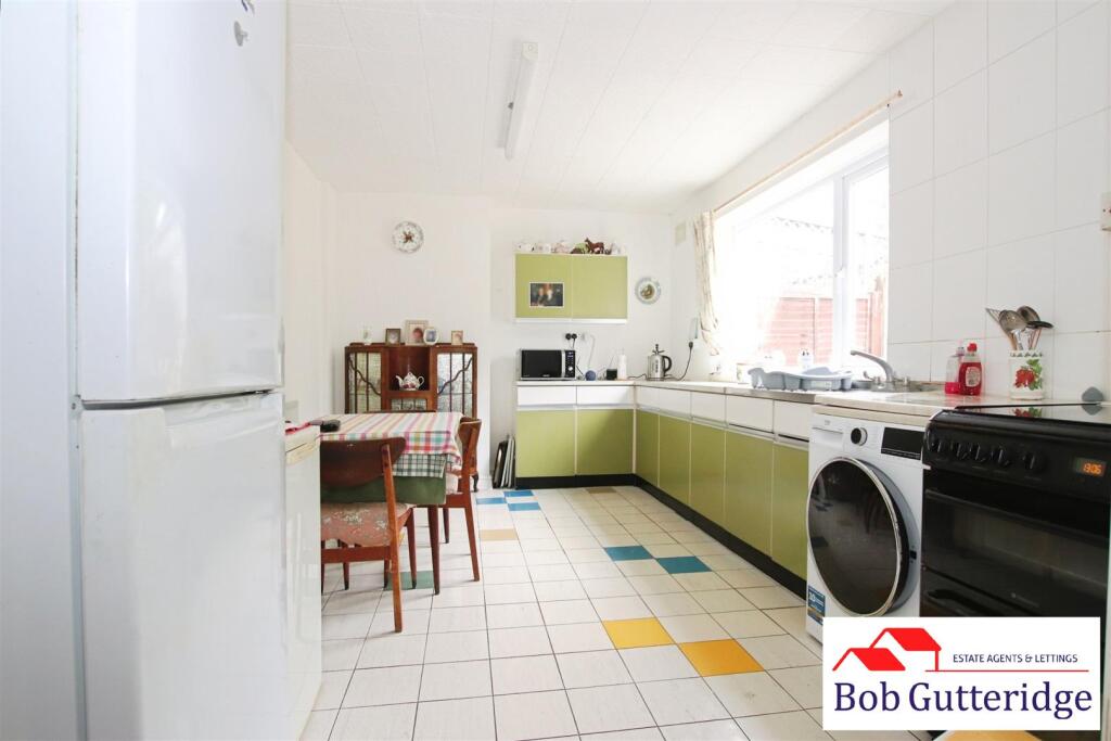 OPEN PLAN FITTED KITCHEN / DINING ROOM