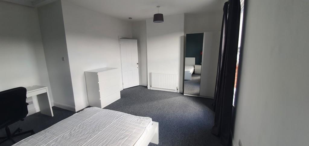 A clean and well-kept double bedroom featuring ...