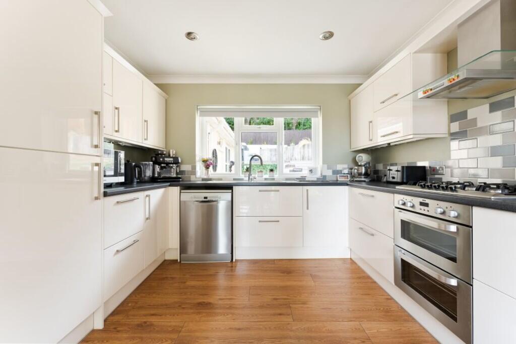 15 Barry Gardens-...