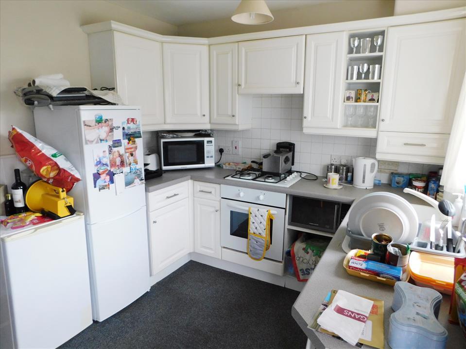 BREAKFASTING KITCHEN